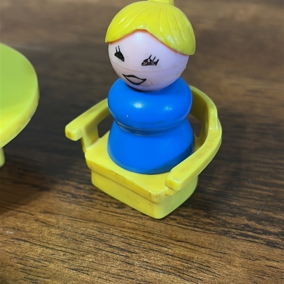 VINTAGE FISHER PRICE PATIO TABLE W/ UMBRELLA, CHAIRS, GRILL & LITTLE PEOPLE FIG. - Picture 3 of 9